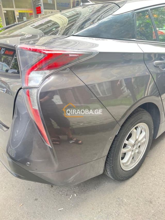 ქირავდება 2018 Toyota Prius ბათუმში - სურათი 2