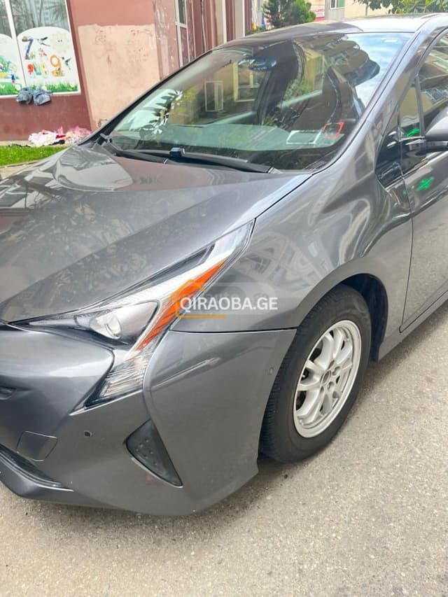 ქირავდება 2018 Toyota Prius ბათუმში - სურათი 1
